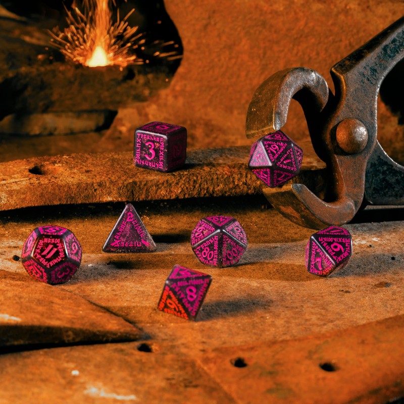 Runic Shimmering black with magenta Dice Set (Q-Workshop) (SRUN08)