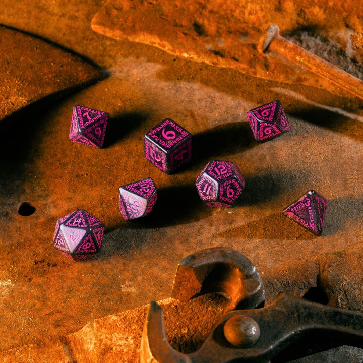 Runic Shimmering black with magenta Dice Set (Q-Workshop) (SRUN08)