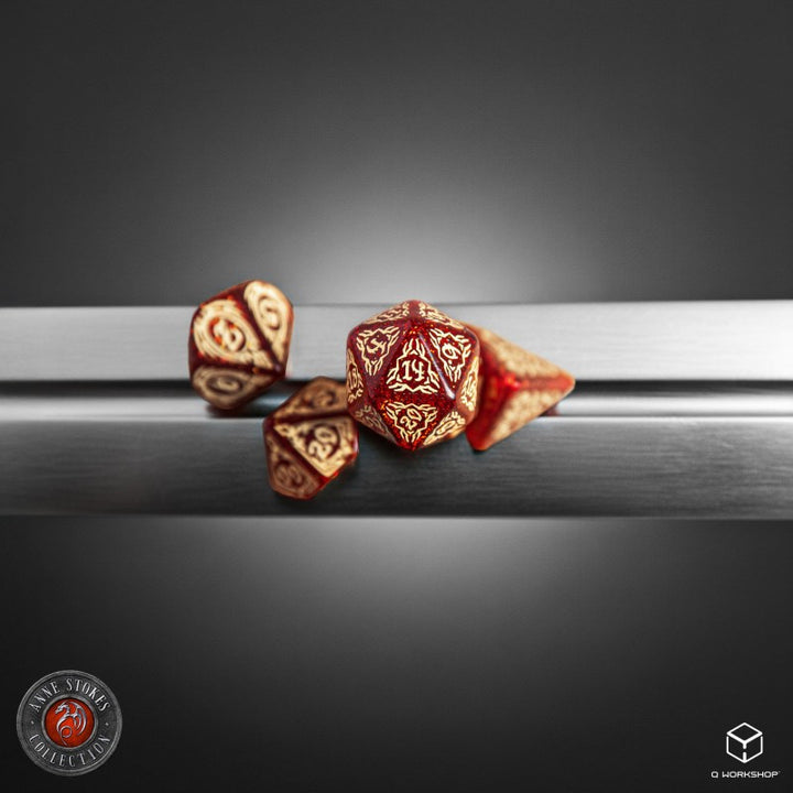 Tribal Dice Set: Shimmering red & Beige (Q-Workshop) (STRB03)
